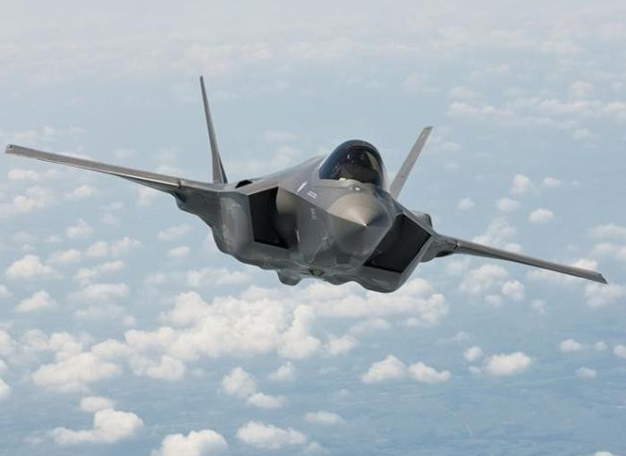 Tiêm kích F-35 đang gặp hàng loạt vấn đề với khả năng chống sét. Thủy quân lục chiến Mỹ cho biết cấu trúc composite của F-35 không có khả năng phòng chống sét thụ động như các tiêm kích đời cũ dùng vỏ kim loại.