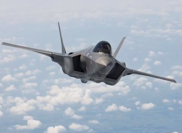 Tiêm kích F-35 đang gặp hàng loạt vấn đề với khả năng chống sét. Thủy quân lục chiến Mỹ cho biết cấu trúc composite của F-35 không có khả năng phòng chống sét thụ động như các tiêm kích đời cũ dùng vỏ kim loại.