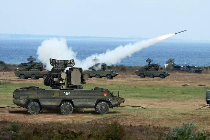 Năm 2008, Ukraine đã bàn giao cho Gruzia một số tổ hợp S-125M, cung cấp 4 trạm tình báo vô tuyến thụ động Kolchuga-M, đồng thời huấn luyện cho quân nhân Gruzia phương pháp sử dụng hệ thống phòng không di động tránh khỏi các cuộc phục kích.