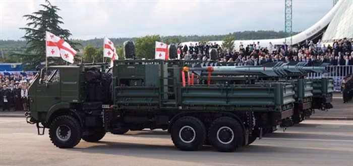 Tuy nhiên Gruzia cũng bị thiệt hại nặng về thiết bị, khi quân đội Nga chiếm được hoặc phá hủy tất cả các trạm radar lớn, 5 hệ thống phòng không Osa, hầu hết các tổ hợp Buk, do đó Gruzia gần như không có khả năng phòng thủ trước máy bay địch.