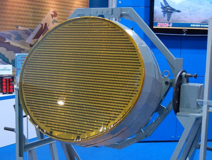 "Cuối cùng, khó có khả năng Nga tiếp tục sản xuất hai chiếc Flanker riêng biệt với thiết kế như vậy cho các nhiệm vụ tương tự, đặc biệt là khi chúng ngày càng trở nên giống nhau hơn", Military Watch kết luận và cho rằng Su-30SM cùng Su-35S sẽ sớm hợp nhất thành Super Flanker.