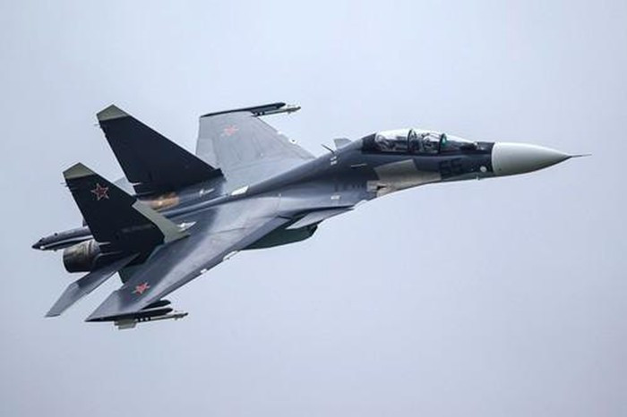 Su-35 là mẫu tiêm kích đắt tiền, có động cơ AL-41F1S hiện đại và mạnh mẽ, tiết diện phản xạ radar nhỏ hơn nhiều do thiết kế khung máy bay tiên tiến hơn khi chứa một tỷ lệ lớn vật liệu composite, làm tăng sức mạnh và độ nhẹ trong cấu trúc của nó.