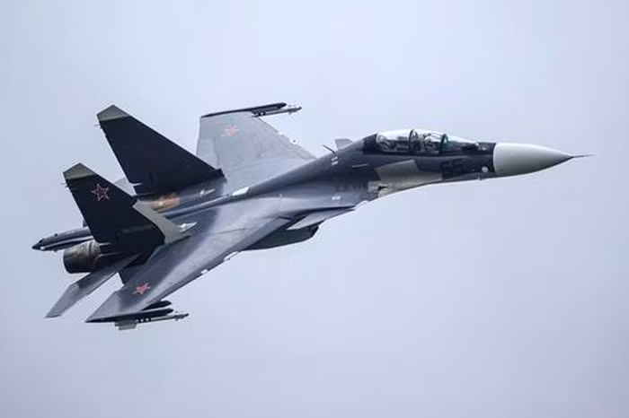 Su-35 là mẫu tiêm kích đắt tiền, có động cơ AL-41F1S hiện đại và mạnh mẽ, tiết diện phản xạ radar nhỏ hơn nhiều do thiết kế khung máy bay tiên tiến hơn khi chứa một tỷ lệ lớn vật liệu composite, làm tăng sức mạnh và độ nhẹ trong cấu trúc của nó.