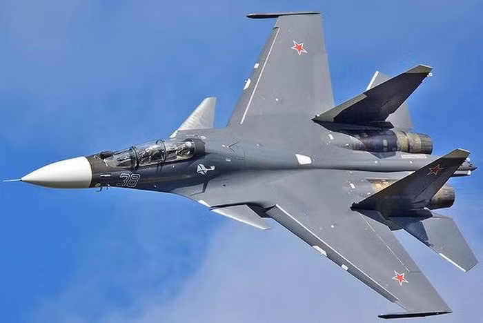 Ở giai đoạn đầu, Su-30 sẽ dần được cải tiến ngang tầm với Su-35, khi chiếc máy bay loại này sẽ nhận được động cơ AL-41F1S và radar N035 Irbis.