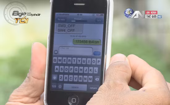 Chỉ cần sử dụng điện thoại soạn tin nhắn và gửi đến bộ điều khiển, anh Tâm có thể tưới nước cho vườn rau của mình.