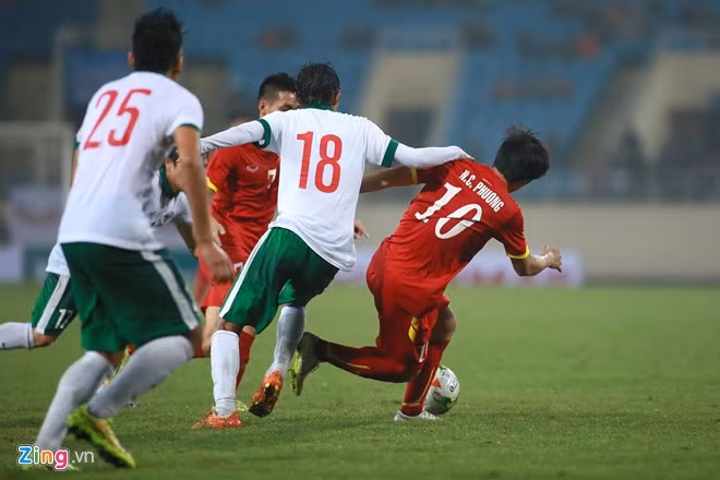 Ở trận đấu giao hữu quốc tế gặp đối thủ nhiều duyện nợ U23 Indonesia, Công Phượng vào sân từ hiệp 2 và được chơi ở vị trí tiền đạo lùi sở trường.