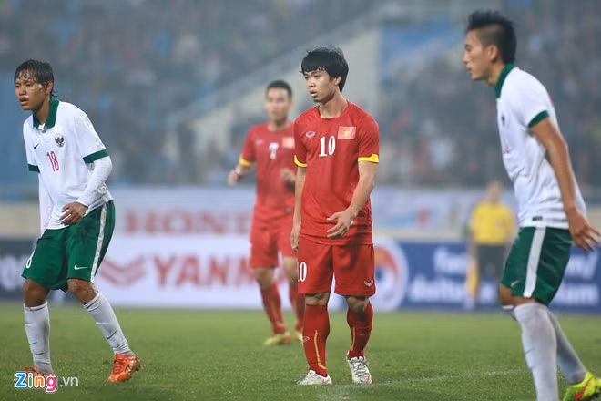 Thậm chí tiền đạo gốc Nghệ An còn rơi vào thế bị kẹp "gọng kìm".