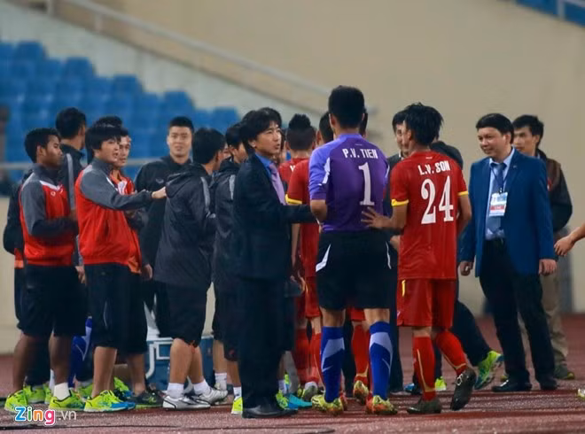 HLV Miura đứng ngồi không yên trong suốt 90 phút, tuy nhiên chiến thắng chung cuộc 1-0 trước U23 Indonesia đã phần nào giải tỏa áp lực của HLV người Nhật Bản.