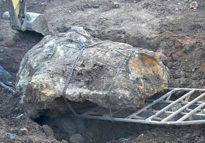 7. Tạm giữ hòn đá bán quý 30 tấn, giá nhiều tỉ đồng. Khoảng 21h ngày 11/2, Công an tỉnh Đắk Nông phát hiện xe đầu kéo do tài xế Hoàng Văn Nghĩa (trú TP. Buôn Ma Thuột) điều khiển đang vận chuyển một hòn đá lớn. Qua kiểm tra xác định là đá bán quý canxedon, thuộc diện nghiêm cấm khai thác, vận chuyển, buôn bán dưới mọi hình thức.