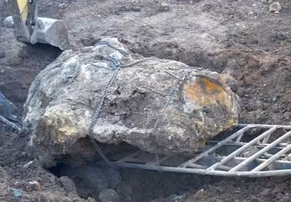 7. Tạm giữ hòn đá bán quý 30 tấn, giá nhiều tỉ đồng. Khoảng 21h ngày 11/2, Công an tỉnh Đắk Nông phát hiện xe đầu kéo do tài xế Hoàng Văn Nghĩa (trú TP. Buôn Ma Thuột) điều khiển đang vận chuyển một hòn đá lớn. Qua kiểm tra xác định là đá bán quý canxedon, thuộc diện nghiêm cấm khai thác, vận chuyển, buôn bán dưới mọi hình thức.