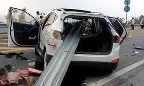 4. Tai nạn kinh hoàng trên cao tốc Nội Bài - Lào Cai, 3 người thương vong. Vụ tai nạn trên xảy ra vào khoảng 5h ngày 27/2. Chiếc Hyundai chạy trên cao tốc Nội Bài - Lào Cai theo hướng về Hà Nội, khi đến km181 qua huyện Văn Yên, Yên Bái đã đâm vào dải phân cách. Chiếc ô tô bị lan can dải phân cách đâm xuyên thẳng từ ghế phụ ra sau. Chiếc xe tiếp tục văng xa, kéo theo thanh sắt dài gần chục mét chắn ngang đường, đầu xe vỡ nát.