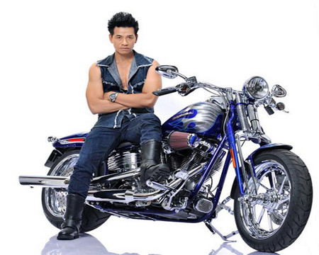 5. Công mô tô hối lộ cán bộ QLTT Hải Dương gần 2 tỷ đồng. Ngày 25/2, Viện KSND Tối cao ra cáo trạng truy tố Huỳnh Văn Xuân (SN 1970, còn gọi Công “mô tô”), Giám đốc Công ty TNHH Dịch vụ Thương mại Thành Công SG có trụ sở tại TPHCM, 7 bị can khác về các tội đưa - nhận hối lộ; lợi dụng chức vụ quyền hạn trong khi thi hành công vụ.