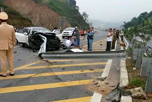 Vụ tai nạn đã khiến 1 người tử vong, 2 người bị thương, trong đó có 1 người bị thương rất nặng. Trước đó, nhiều ô tô chạy trên đường cao tốc này với tốc độ cao từng đâm xuyên qua lan can và rào chắn, rơi xuống trước miệng hầm chui. Thậm chí có xe bị bắn văng và lật ngửa xuống ruộng cạnh đường cao tốc.