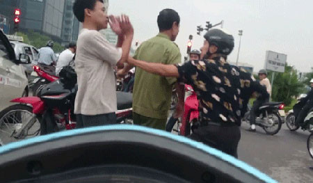 Chứng kiến vụ việc, ông Thạch Sến (52 tuổi, ở phường 5, TP Cà Mau) can ngăn thì bị Kiệt và nhóm bạn đánh trọng thương. Sau đó, bạn bè của Kiệt hay tin, kéo đến đông, dân trong hẻm sợ đóng cửa, không ai dám ngăn cản vì sợ bị trả thù. Một người dân nói: “Hổng biết ông Kiệt làm gì mà Công an địa phương đến xử lý vụ việc thì bị đe dọa “muốn nghỉ việc không?”. Hiện ông Sến vẫn còn điều trị đa chấn thương tại Bệnh viện Đa khoa Cà Mau.