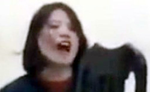 Đêm 26/2, Trang và bạn bè đi taxi trên phố Đào Duy Từ và bị công an phường Hàng Buồm yêu cầu dừng xe, kiểm tra giấy tờ do lái xe đi vào đường ngược chiều. Sau đó, cơ quan công an yêu cầu xử lý đối với lái xe thì gặp phản ứng của Trang. Trang xuống xe và phản ứng với công an với thái độ bất hợp tác, có những lời lẽ lăng mạ người thi hành công vụ. Do đó, cơ quan công an đã phải đưa Trang về trụ sở để làm rõ hành vi lặng mạ người khác, chống người thi hành công vụ.