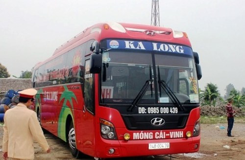 10. Xe giường nằm 37 chỗ nhồi nhét 117 khách. Ngày 26/2, thiếu tá Lê Hồng Thái, Đội trưởng Trạm CSGT Quốc lộ 1A (Phòng CSGT Công an tỉnh Thanh Hóa) cho biết, đơn vị vừa tiến hành tạm giữ phương tiện, lập biên bản xử phạt xe khách BKS 14B - 004.39 số tiền 85 triệu đồng, đồng thời tước giấy phép lái xe trong thời hạn 30 ngày đối với 2 tài xế trên do nhồi nhét hành khách, chở người gấp nhiều lần so với quy định. Cụ thể, chiếc xe khách này nhồi nhét tới 117 hành khách, trong khi đó xe có thiết kế chỉ 37 giường nằm (vượt quá 80 khách so với quy định).