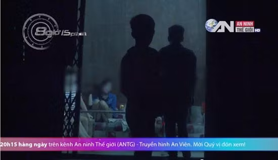 Những cô đào mời gọi khách tại "tụ điểm" của mình.