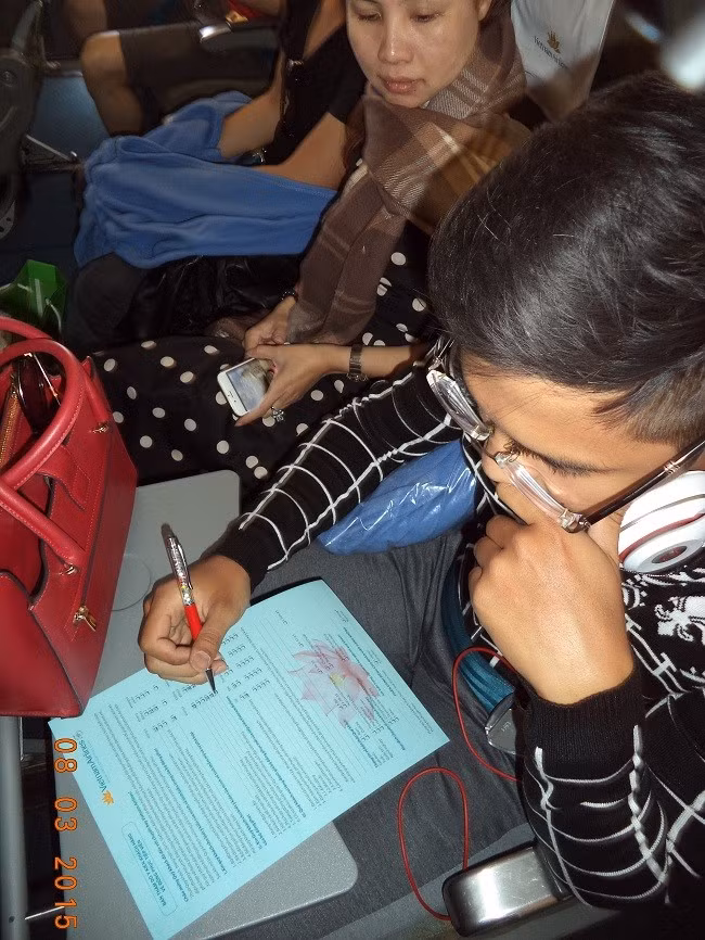 Dong phuc moi cua Vietnam Airlines tiep tuc gay tranh cai-Hinh-2