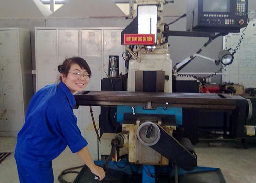 Con gai hoc nganh ky thuat co vat khong, viec lam the nao?