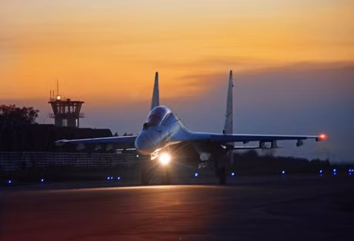 Cất cánh thực hiện nhiệm vụ ban đêm. Ảnh: QĐND.