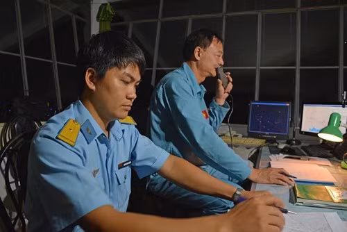 Chỉ huy Trung đoàn 935 điều hành ban bay đêm tại sân bay. Ảnh: QĐND.