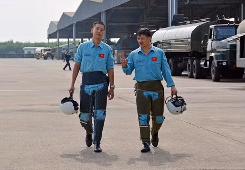 Trao đổi, rút kinh nghiệm nhanh sau khi hoàn thành nhiệm vụ. Ảnh: QĐND.