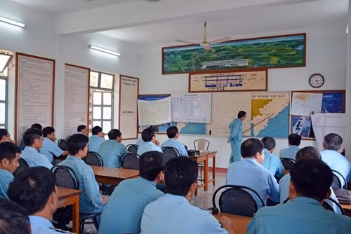 Sư đoàn Không quân quân 370 vừa kết thúc đợt diễn tập, kiểm tra thực hành ném bom, bắn đạn thật tại Trường bắn Quốc gia khu vực 3. Tại đợt diễn tập, các loại máy bay chiến đấu Su-30MK2, Su22-M4 và trực thăng Mi-8 đã thực hành công kích mục tiêu mặt đất ban ngày và ban đêm với các nội dung bay ném bom, phóng rốc két cơ động giản đơn, cơ động phức tạp theo biên đội và đơn chiếc. Ảnh: QĐND.