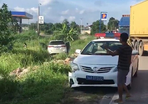 CSGT huy động container chắn đường để truy bắt ma túy - Hình 2 CSGT huy dong container chan duong de truy bat ma tuy-Hinh-2