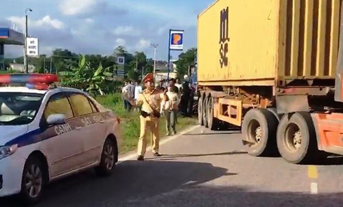 CSGT huy động container chắn đường để truy bắt ma túy CSGT huy dong container chan duong de truy bat ma tuy