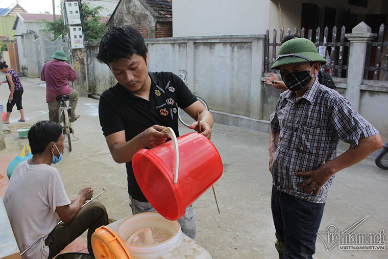 Sau khi nước rút, mọi người quét dọn, vệ sinh chuồng trại, bãi chăn, thu gom rác thải