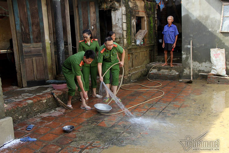 Bà Hoàng Thị Diên (62 tuổi) tâm sự, nhà bà bị ngập tới 80cm, từ hôm qua bà đi lại thoải mái rồi, không phải lội nước nữa nhưng phải mất tới 2 ngày để thu dọn. Sau khi phân loại được 2 tạ đồ điện, đồ dùng gia đình do ngâm nước bị hỏng, bà bán đồng nát được 100.000 đồng. 