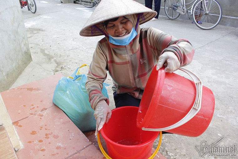 Cán bộ xã pha thuốc để phun khử trùng.