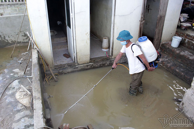 Các gian nhà bị ngập nước cũng được phun khử trùng. Các gia đình được phân phát phèn chua để làm trong, khử trùng nước bằng cloramin B.