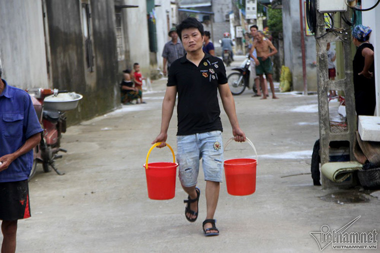 Nước rút đến đâu, bà con dọn vệ sinh đến đó. Sau khi nhận được vôi bột từ xã, bà con rắc quanh nhà và ngoài ngõ.