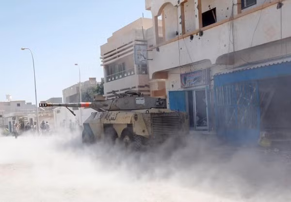 Một khẩu pháo tự hành vừa khai hỏa xong vào vị trí của phiến quân IS ở Sirte.