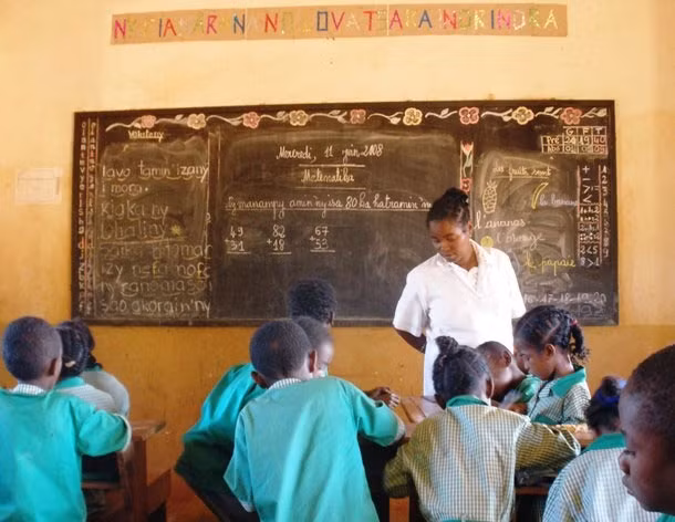 Từ 1897-1960, vùng đất thiên đường Madagascar là thuộc địa của thực dân Pháp. Ngày nay, tiếng Pháp là một trong hai ngôn ngữ chính thức ở quốc đảo này, ngoài tiếng Malagasy.