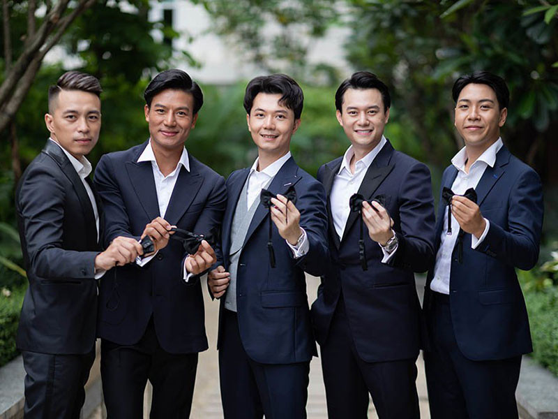 2 nam diễn viên Hiếu Nguyễn (thứ 2 bên trái) và Anh Dũng (thứ hai bên phải) làm phù rể cho Nhật Vũ.