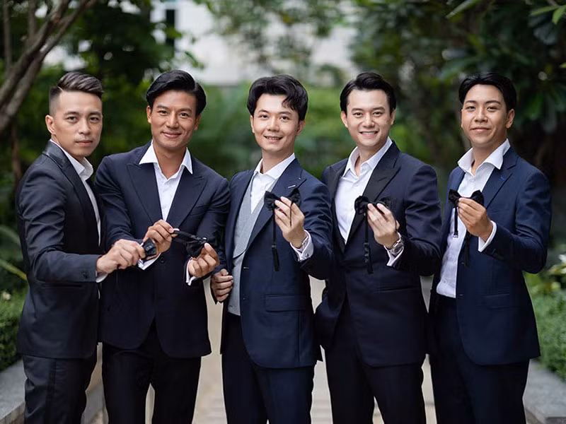 2 nam diễn viên Hiếu Nguyễn (thứ 2 bên trái) và Anh Dũng (thứ hai bên phải) làm phù rể cho Nhật Vũ.
