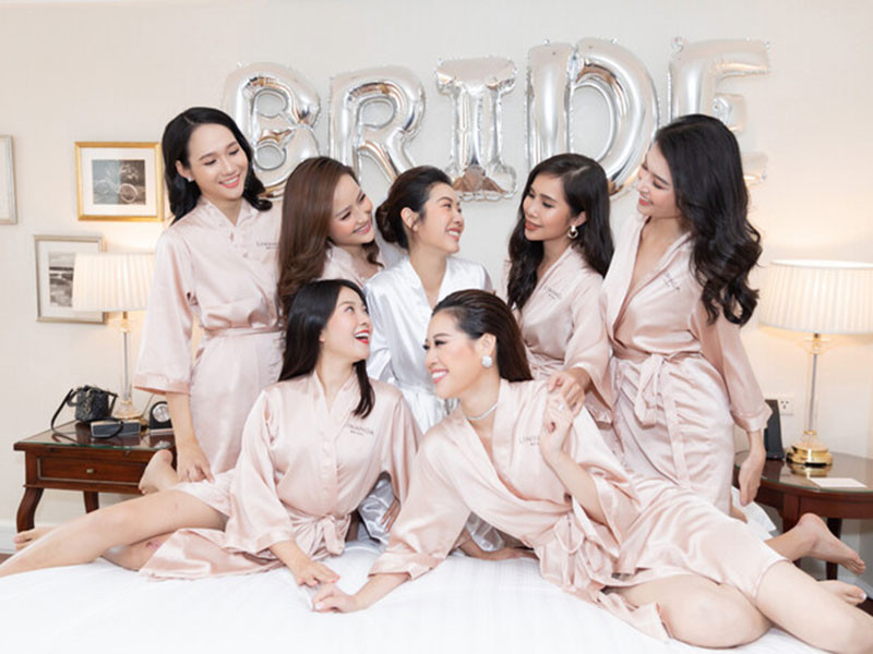 Hoa hậu Hoàn vũ Việt Nam 2019 Khánh Vân, Hoa hậu Hoàn cầu 2017 Khánh Ngân, Á hậu Thùy Dung làm phù dâu cho Thúy Vân. Ảnh: Saostar