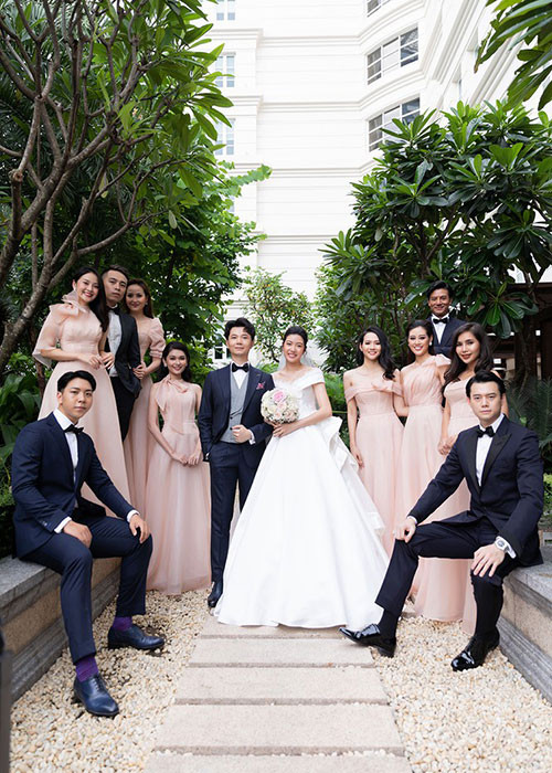 Dàn phù dâu xinh đẹp, phù rể điển trai của Thuý Vân - Nhật Vũ khiến nhiều người trầm trồ. Ảnh: Tiền Phong