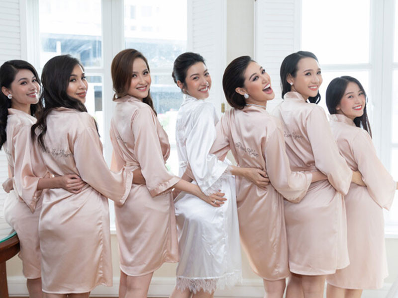 Thúy Vân và hội bận thân cùng nhau quậy tưng bừng, tạo dáng chuẩn hoa hậu. Ảnh: Saostar