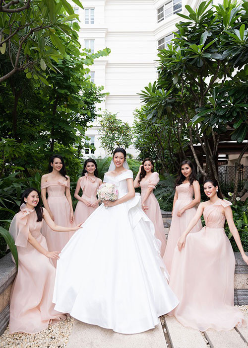 Trong hôn lễ, các cô phù dâu khoe vẻ ngọt ngào. Ảnh: Tiền Phong