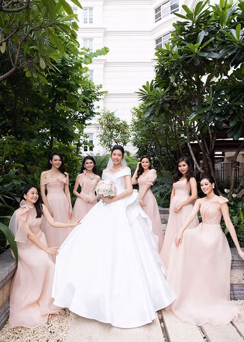 Trong hôn lễ, các cô phù dâu khoe vẻ ngọt ngào. Ảnh: Tiền Phong