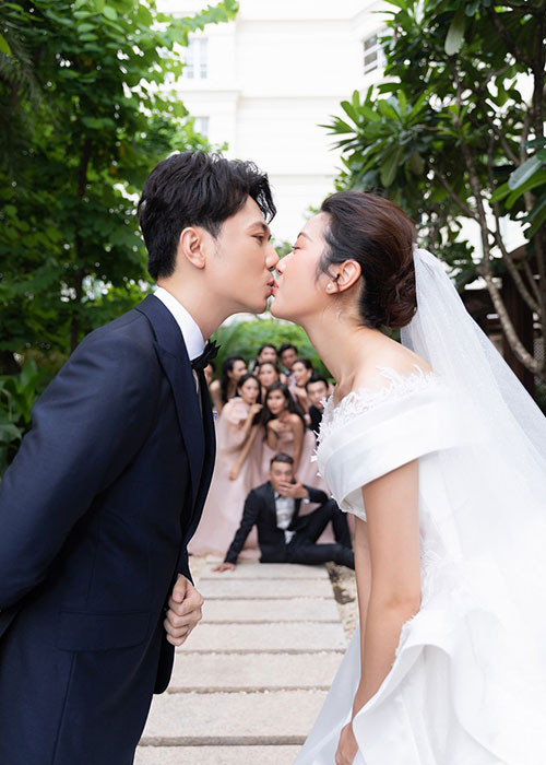 Trong đám cưới, Thúy Vân và Nhật Vũ công bố tin bầu bí. Hiện tại, nàng á hậu mang thai con trai đầu lòng. Trước đó, vì COVID-19, cặp đôi phải hoãn hôn lễ. Ảnh: Tiền Phong