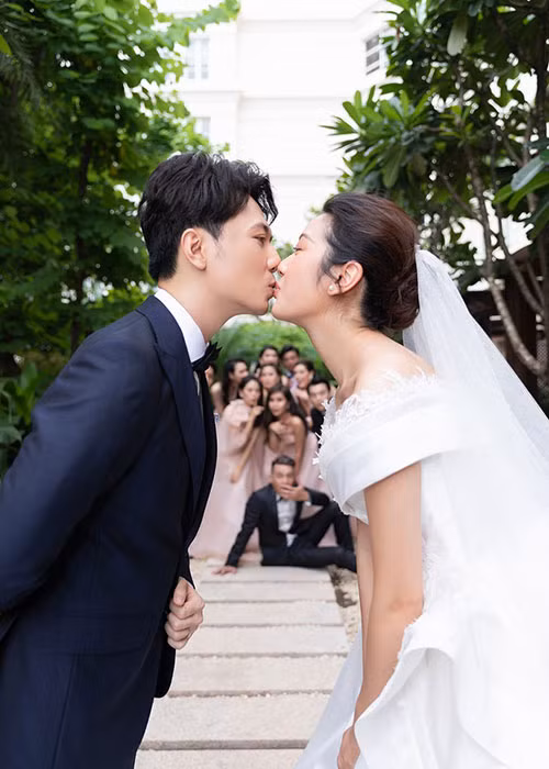 Trong đám cưới, Thúy Vân và Nhật Vũ công bố tin bầu bí. Hiện tại, nàng á hậu mang thai con trai đầu lòng. Trước đó, vì COVID-19, cặp đôi phải hoãn hôn lễ. Ảnh: Tiền Phong