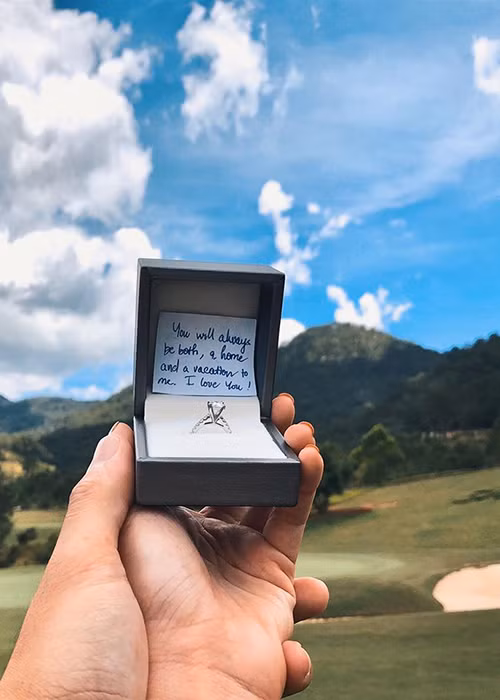 "Nếu được chọn lại cả triệu lần em cũng sẽ chọn anh. Vâng! em đồng ý", Thu Hoài chia sẻ.