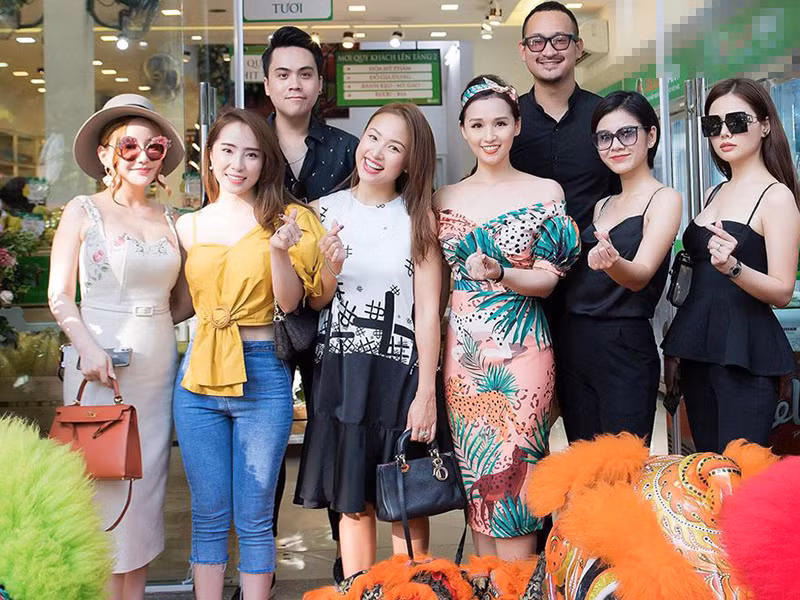 Hoàng Nam có mối quan hệ thân thiết với hội bạn thân của Thu Hoài.