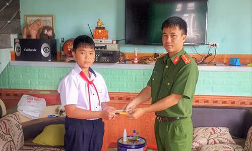 Hoc sinh lop 6 nho cong an tim tra gan 10 trieu cho nguoi danh roi