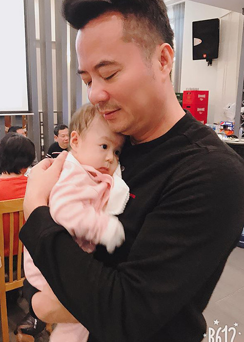 Hình ảnh Phan Anh bên con gái út.