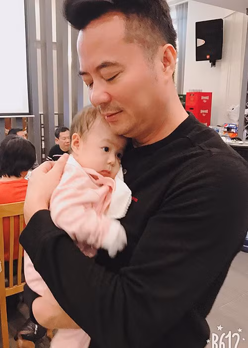 Hình ảnh Phan Anh bên con gái út.